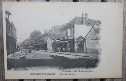 Carte Postale Ancienne Moulins-Engilbert Nièvre Rue Des Fossés Animée - Moulin Engilbert