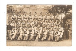 Carte Photo Militaria : Groupe De " Marins" Dépôt Des équipages ( Sur Béret) Lieu à Déterminer - Reggimenti