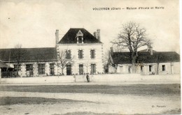 CPA - VOUZERON (18) - Aspect De La Place Et De La Mairie-Ecole En 1920 - Vouzeron