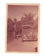 Photo  : Accordéoniste Près D'une Peugeot 203 ( 366Dl18 ) - Voitures De Tourisme