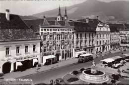 LEOBEN Hauptplatz Geschäfte Markttreiben Autobus Autos, Karte Um 1955 - Leoben