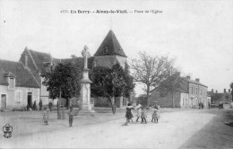 CPA - AINAY-le-VIEIL (18) - La Place De L'Eglise Et Son Calvaire Au Début Du Siècle - Ainay-le-Vieil