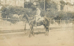 Militaria - Régiments - Militaires - Animaux - Chevaux - Carte Photo - A Identifier - Sur Le Képi N°32 - Régiments