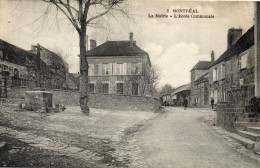 CPA - MONTREAL (89) - Vue De La Place De La Mairie Et De L'Ecole Communale - Montreal