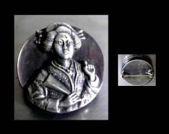 Ancienne Fine Broche Japonaise En Nacre Et Argent Représentant Une Geisha / Old Japanese Silver And Mother-of-pearl Broa - Ethnics