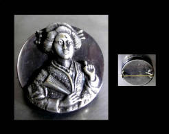 Ancienne Fine Broche Japonaise En Nacre Et Argent Représentant Une Geisha / Old Japanese Silver And Mother-of-pearl Broa - Ethnisch