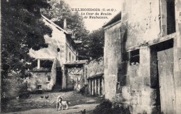 95 Valmondois La Cour Du Moulin De Maubuisson Animée - Valmondois