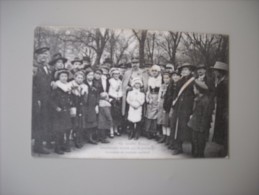 MOSELLE METZ UN GENERAL FRANCAIS AIMABLEMENT ESCORTE PAR DE GRACIEUSES LORRAINES EN COSTUME NATIONAL - Metz Campagne