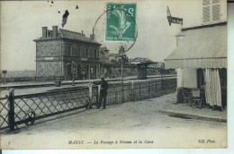 MASSY Le Passage à Niveau Et La Gare - Massy
