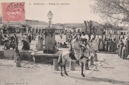 DJELFA - LA PLACE DU MARCHE - SUPERBE CARTE - TRES TRES ANIMEE - CAVALIER - FONTAINE -  TOP !!! - Djelfa