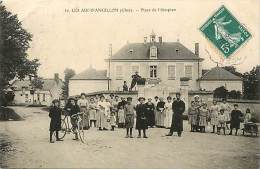 Ref G478-   Cher  -  Les Aix D Angillon - Place De L Hospice  -belle Animation  -carte Bon Etat- - Les Aix-d'Angillon