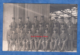 CPA Photo - NEURUPPIN - Groupe De Poilu Allemands Devant Un Hangar - Photographie Rob. Badtke - Neuruppin