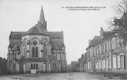 LE LOUROUX-BECONNAIS - L'Abside De L'Eglise Et La Mairie - Le Louroux Beconnais