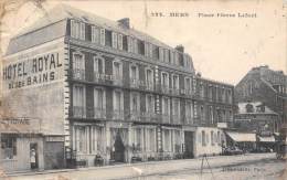 Mers Les Bains     80      Place Pierre Lefort  Hôtel Royal   (déchirures) - Mers Les Bains