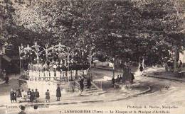 81 LABRUGUIERE TARN LE KIOSQUE ET LA MUSIQUE MILITAIRE ARTILLERIE TRES ANIMEES.CPA BON ETAT - Labruguière