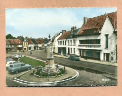 62 - PAS DE CALAIS - AUXI LE CHATEAU - LA PLACE - LE MONUMENT AUX MORTS - PEUGEOT 203 - SIMCA ARONDE - - Auxi Le Chateau