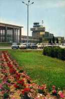 13 Aeroport De Marseille MARIGNANE Vue Sur La Colonnade De L'Aerogare Et Sur Le Bloc Technique, Automobiles - Marignane