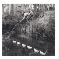 CP LES PETITS BATEAUX ( 1954 ) Photo Robert DOISNEAU / RAPHO ( Ferme Fillette Habitation Rivière Ruisseau Bois ) - Doisneau