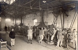 CPA 1432 - MILITARIA - Carte Photo Militaire - Soldats Dans Un Atelier De Mécanique ( Forge ) Pour LYON - Personen
