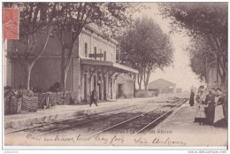 84 SORGUES SAINT SATURNIN CHEMIN DE FER LA GARE COTE INTEIEUR ET TRAIN CPA BON ETAT - Entraigue Sur Sorgue