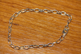 Beau Bracelet Métal Argenté - L=20cm - 3.3gr - Armbanden