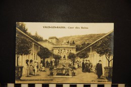 Cpa, 07, VALS LES BAINS, Cour Des Bhains, N°4, ANIMEE - Vals Les Bains