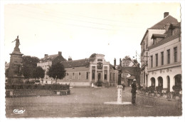 Aisne - 02 - Hirson Monument De La Victoire Place De Victor Hugo Policier Circulation , Ed Photo Cim - Hirson