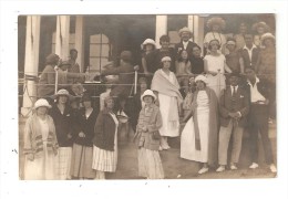 Carte Photo  -Groupe De Personnes Posant - Costumes Années 1920 -  Station Balnéaire à Déterminer - Autres & Non Classés