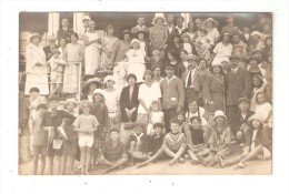 Carte Photo  -Groupe De Personnes Posant - Costumes Années 1920 -  Station Balnéaire à Déterminer - Andere & Zonder Classificatie