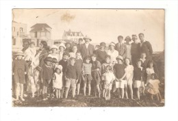 Carte Photo  -Groupe De Personnes Posant - Villas Au Fond - Costumes Années 1920 -  Station Balnéaire à Déterminer - Autres & Non Classés