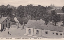 Cp , MILITARIA , Le Champ De Manœuvres Vu De La Caserne - Barracks