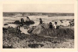 COURSEULLES SUR MER ,LA MER ENVAHIT LES FORTS ,ENFANTS JOUANT AU SABLE REF 43803 - Courseulles-sur-Mer