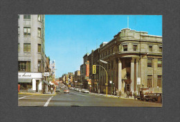 SHERBROOKE - QUÉBEC - ANGLE KING & WELLINGTON - AU CENTRE DES AFFAIRES - ANIMÉE - BELLES VOITURES - PHOTO UNIC - Sherbrooke