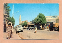 ALGERIE  -  BECHAR  -  RUE DU COLONEL LOTFI - PEUGEOT 403  -  JEEP  (  VLR  DELAHAYE ?? ) - Bechar (Colomb Béchar)