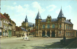 AUXI LE CHATEAU -     Place  De La Mairie  Et L'église (  Renault  4CV Et  Le  Camion De LA RUCHE  ) - Auxi Le Chateau