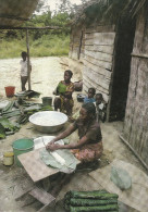 République Du GABON - 8564 - DONGUILA (estuaire)  Fabrication De Batons De Manioc - Gabon