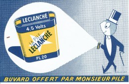 Buvard Offert Par Monsieur Pile " LA PILE LE CLANCHE' - Batterijen