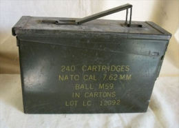 Caisse à Munitions En Tôle Emboutie Pour 240 Cartouches Cal 7.62 NATO M59 - Armas De Colección