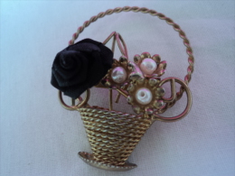 BROCHE  FORME PANIER AVEC PERLES + PETITE ROSE "TISSU"   LIRE ET VOIR !! - Spille