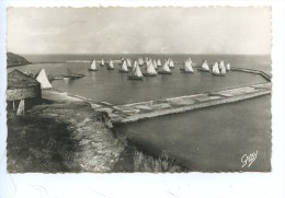 Port En Bessin : L'avant Port La Tour Vauban Et Les Jetées (n°40 Artaud Dentelée) Voiliers - Port-en-Bessin-Huppain