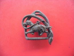 Broche En Métal - Chien De Chasse Accroche Forme D'hélice Brain Paris Breveté SGDO @ Vers 1920 - 1930 - Broschen