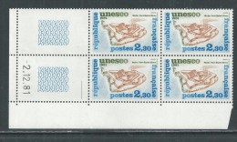 France Service N° 70 XX, U.N.E.S.C.O. 2 F.. 30 , En Bloc De 4 Coin Daté Du 2 . 12 . 81,  1 Trait, Sans Charnière, TB - Dienstzegels