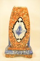 Ancien Vase En Céramique à Identifier Décor Bateau Bleu Style Delft, Tons Orange Et Bleu. Signé Signature Illisible - Delft (NLD)