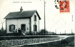 N°43254 -cpa Carville (14) Le Passage à Niveau- - Gares - Avec Trains