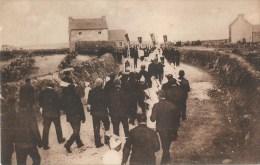 Plouguerneau 29 La Procession Se Rendant à Saint Michel - Plouguerneau