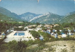 RHONE ALPES - 26 - DROME -  BUIS LES BARONNIES - VUe Générale Avec Piscine Et Camping - CPSM GF Couleur - Accroc Haut - Buis-les-Baronnies