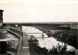 AUVILLAR . PERSPECTIVE SUR LA GARONNE DE LA PLACE DE L'ESPLANADE . - Auvillar