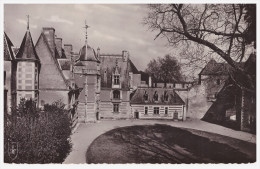 A SAISIR !!! Château D'AINAY-LE-VIEIL. La Cour Intérieure Vue Du Chemin De Ronde - Ainay-le-Vieil