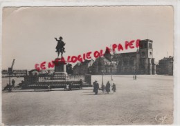 50 - CHERBOURG - LA STATUE DE NAPOLEON ET LA BASILIQUE DE LA SAINTE TRINITE -1952 - Cherbourg