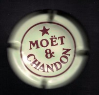 Capsule Champagne MOËT & CHANDON Lettres Marron Sur Fond Beige - Moet Et Chandon